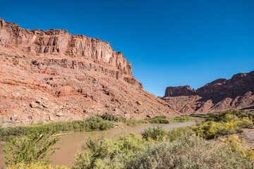 Fototapeta premium Felsenschlucht mit Fluss und Vegetation