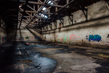 Usine abandonnée. Bidon rouge dans une usine désaffectée. Architecture industrielle obsolète....