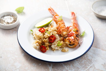 Shrimp skewers with rice and lime