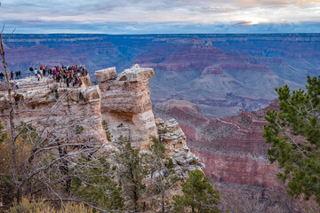 Aussichtsplattform mit Menschen auf Felsklippe am Grande Canyon