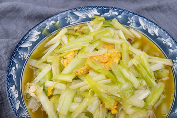 The scrambled eggs with chives on the plate