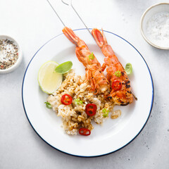 Shrimp skewers with rice and lime