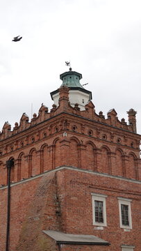Fototapeta Średniowieczna architektura. Budynek wykonany z czerwonej cegły. 