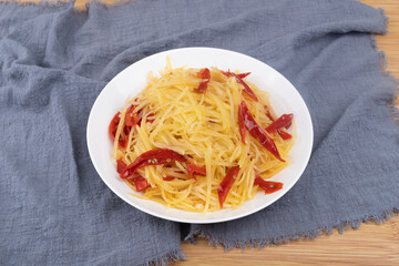 Stir-fried spicy and sour shredded potatoes