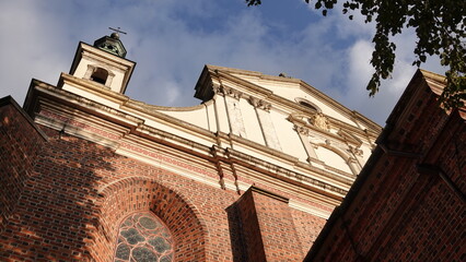 Architektura średniowieczna. Wieże i fasady wykonane z cegły. Ozdobne elewacje budynku © tomo81