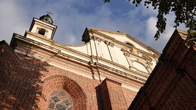 Fototapeta Architektura średniowieczna. Wieże i fasady wykonane z cegły. Ozdobne elewacje budynku