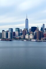 Obraz premium A captivating view of a cityscape, featuring towering buildings reflecting on the water