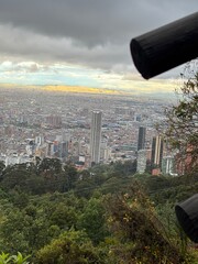 Vista del amanecer en la ciudad desde la montaña