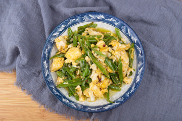 The stir-fried eggs with green peppers on the plate