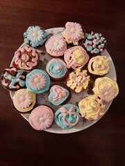 Törtchen mit Buttercreme auf einem Dessertteller