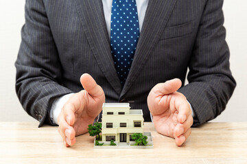 家の模型とビジネスマン