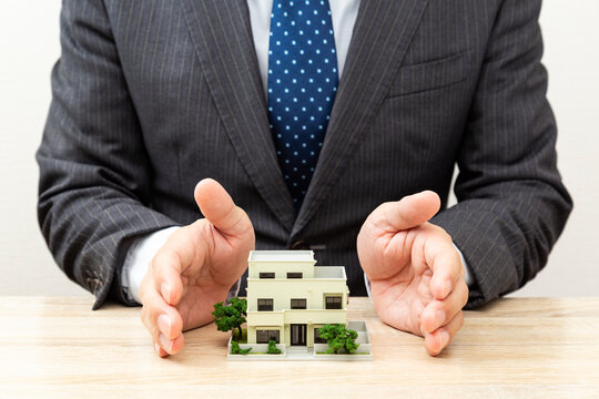 家の模型とビジネスマン