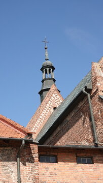 Fototapeta Średniowieczny budynek kościelny z czerwonej cegły