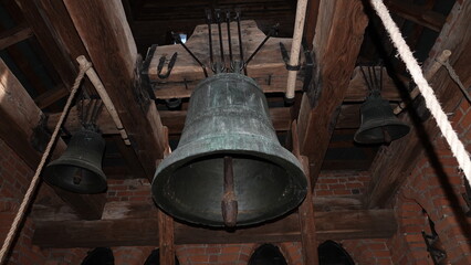 Duży dzwon widzący w drewnianej wieży © tomo81