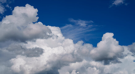 Obraz premium White summer clouds in the blue sky, forming abstract geometry and organic shapes—an aerial cloudscape blending softness, symmetry, and motion in nature’s quiet architecture.