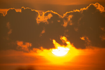 Dramatischer Sonnenuntergang mit gelb-blutroten Wolken