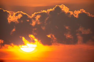 Dramatischer Sonnenuntergang mit gelb-blutroten Wolken