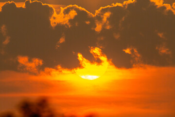 Dramatischer Sonnenuntergang mit gelb-blutroten Wolken