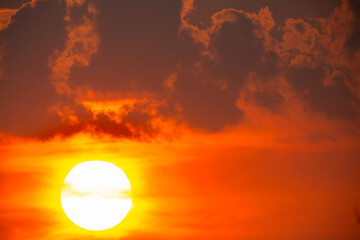 Dramatischer Sonnenuntergang mit gelb-blutroten Wolken