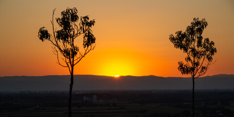 Sonnenuntergang über den Vogesen, Frankreich, vom Tuniberg im Breisgau, Deutschland aus gesehen