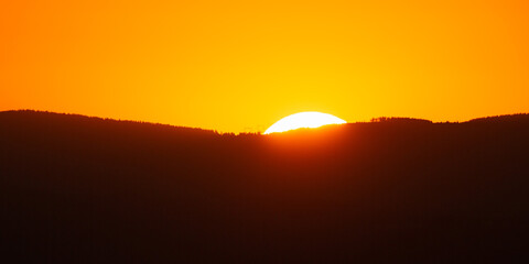 Sonnenuntergang über den Vogesen, Frankreich, vom Tuniberg im Breisgau, Deutschland aus gesehen