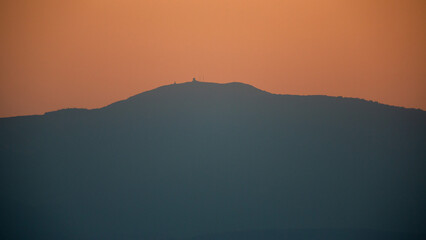 Sonnenuntergang über den Vogesen mit Grand Ballon, Frankreich, vom Tuniberg im Breisgau, Deutschland aus gesehen