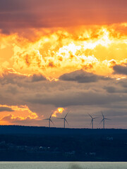 Dramatischer Sonnenuntergang über dem Vätternsee, Schweden