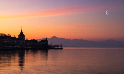 Naklejka premium Lakeside city skyline at sunset. Crescent moon