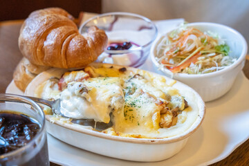 きのこグラタンとクロワッサン