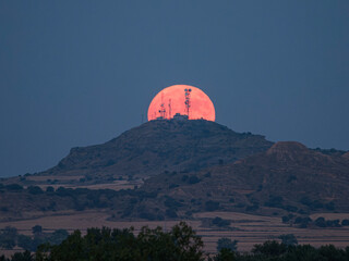 Full moon exit on telecommunications antennas