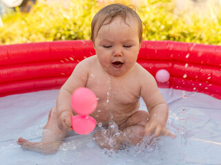Baby Mädchen hat Spaß im Pool