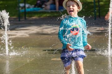 Kind auf einem Wasserspielplatz