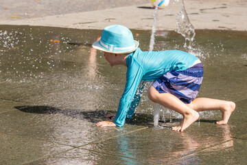 Kind auf einem Wasserspielplatz