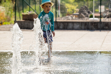 Kind auf einem Wasserspielplatz