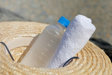 熱中症対策　帽子の中の水とタオル