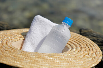 熱中症対策　帽子の中の水とタオル