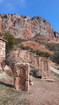 Tumbas de piedra rojiza dentro del complejo de Noravank, Armenia