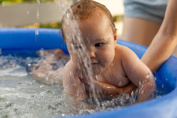 Baby-Mädchen lernt Wasser kennen