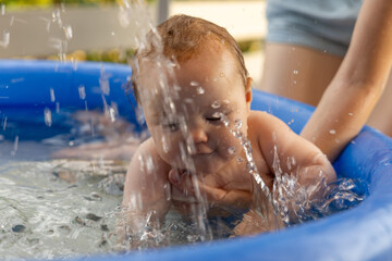Baby-Mädchen lernt Wasser kennen