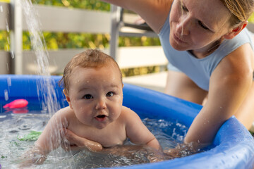 Baby-Mädchen lernt Wasser kennen