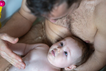Papa und Baby baden gemeinsam