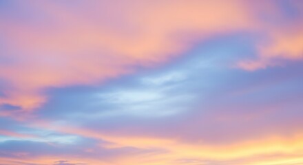 Obraz premium Pastel Hues of Dawn: Softly Lit Sky with Wispy Clouds
