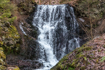 Zorger Wasserfall mit Umgebung im Winter
