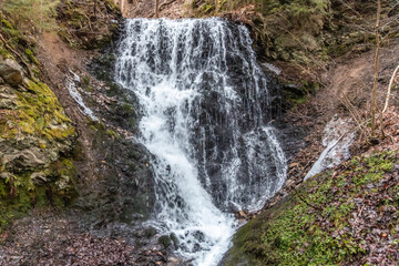 Zorger Wasserfall mit Umgebung im Winter