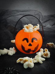 popcorn in a smiling pumpkin representing a horror movie at the time of Halloween