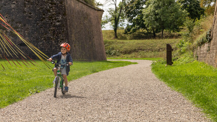 Familienausflug mit dem Fahrrad in Neuf-Brisach im Elsass bei Colmar und Breisach, Frankreich