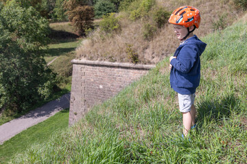 Familienausflug mit dem Fahrrad in Neuf-Brisach im Elsass bei Colmar und Breisach, Frankreich