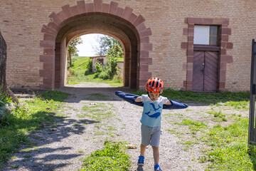 Familienausflug mit dem Fahrrad in Neuf-Brisach im Elsass bei Colmar und Breisach, Frankreich