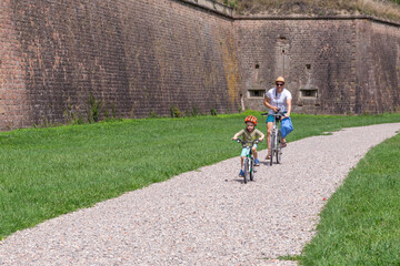 Familienausflug mit dem Fahrrad in Neuf-Brisach im Elsass bei Colmar und Breisach, Frankreich