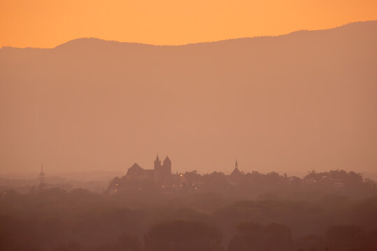 Festungs- und M&uuml;nsterstadt Breisach im Breisgau, vor den Vogesen im Abendlicht, vom Tuniberg fotografiert